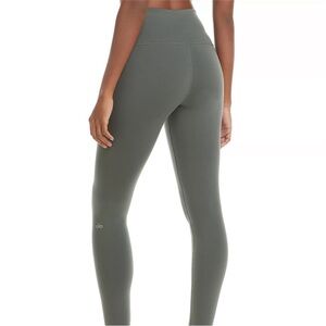 Alo Yoga Airbrush Leggings in Dark Cactus